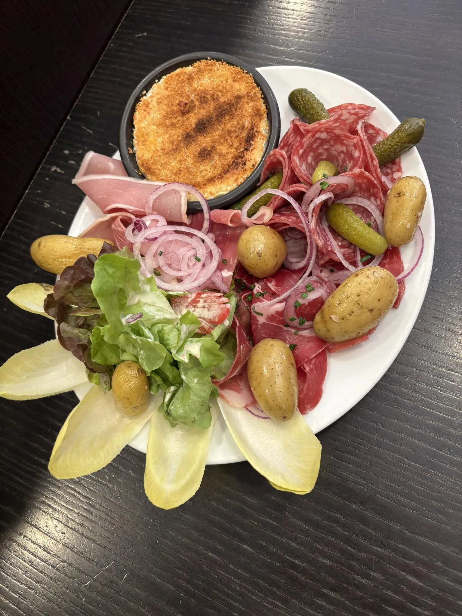 Planche de charcuterie & camembert rôti