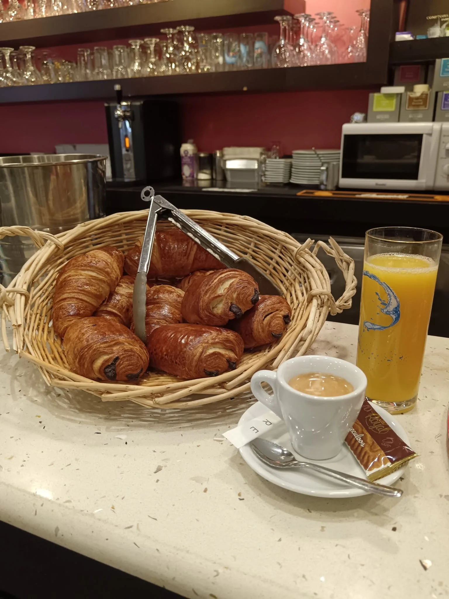 Le petit-déjeuner : corbeille de viennoiseries, café et jus d’orange